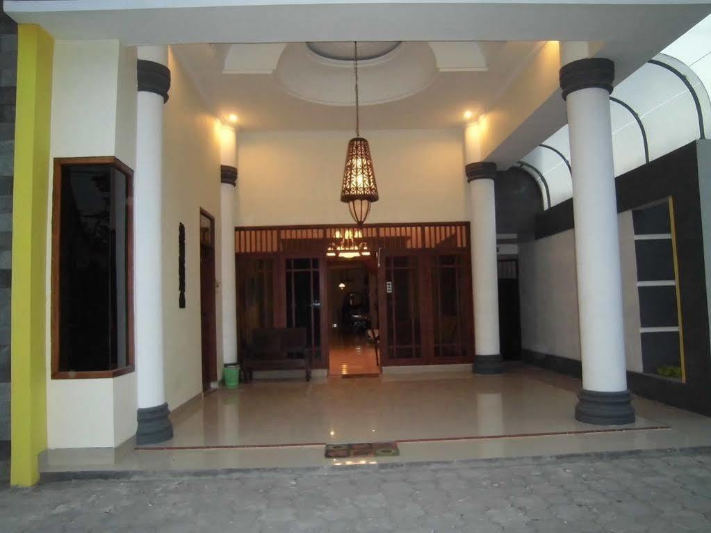 Griya Putri Dewi Guesthouse 日惹 外观 照片