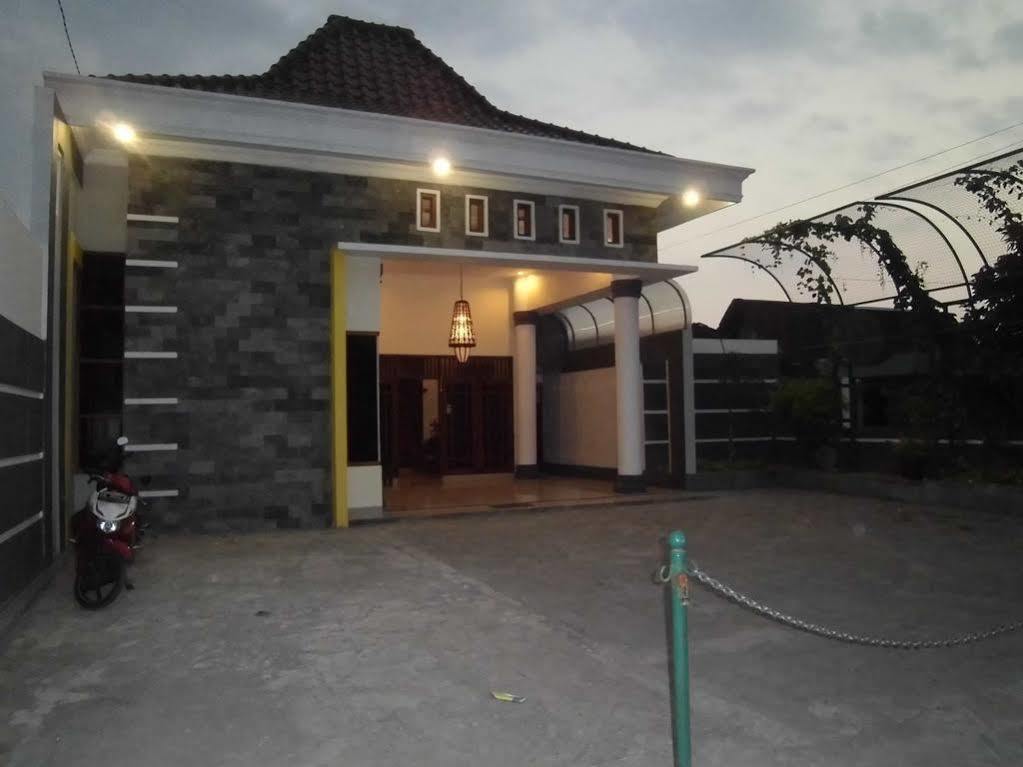 Griya Putri Dewi Guesthouse 日惹 外观 照片