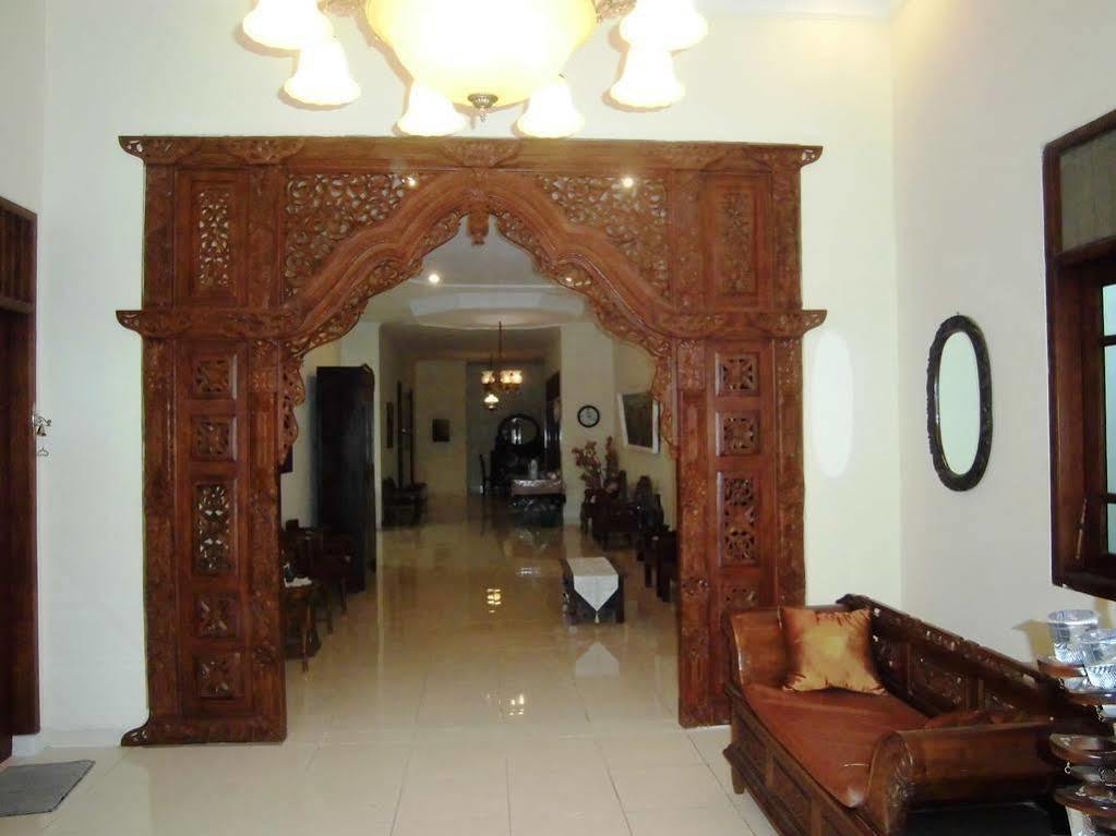 Griya Putri Dewi Guesthouse 日惹 外观 照片